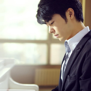 带土抓住玖辛奈的头发
